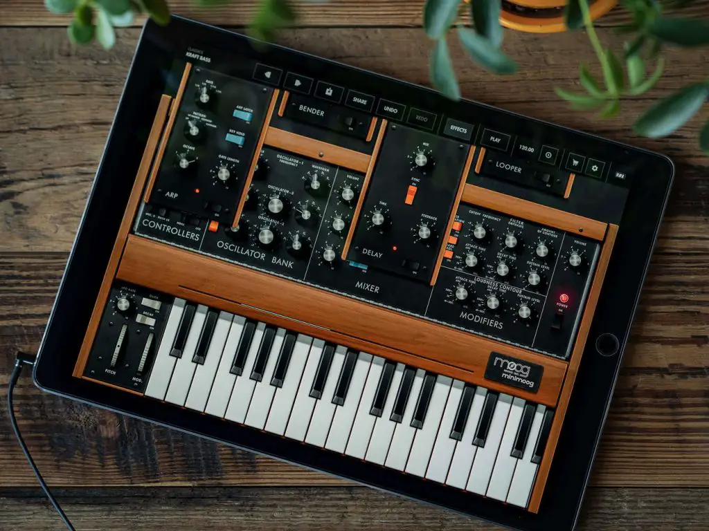 Minimoog D synthesizer app features