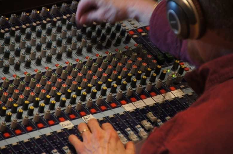 Experiment with sounds to create melodies without instruments