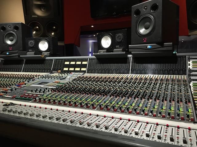 audio mixing console